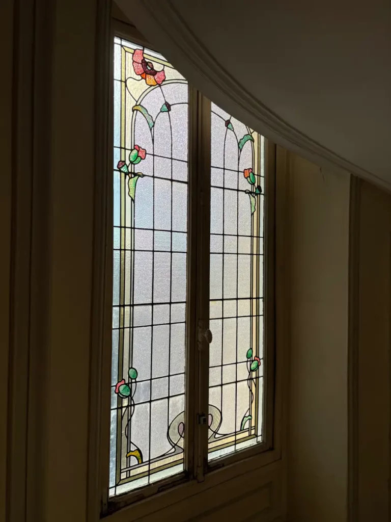 Fenêtre vitrail minimaliste fleuris