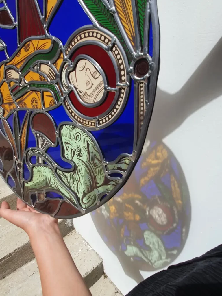 Vitrail rond coloré