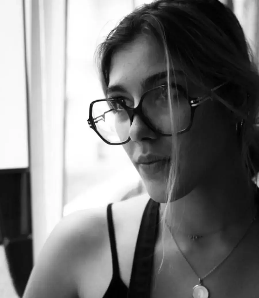 Anaël Somborn femme avec lunettes Anaël Somborn femme avec lunettes