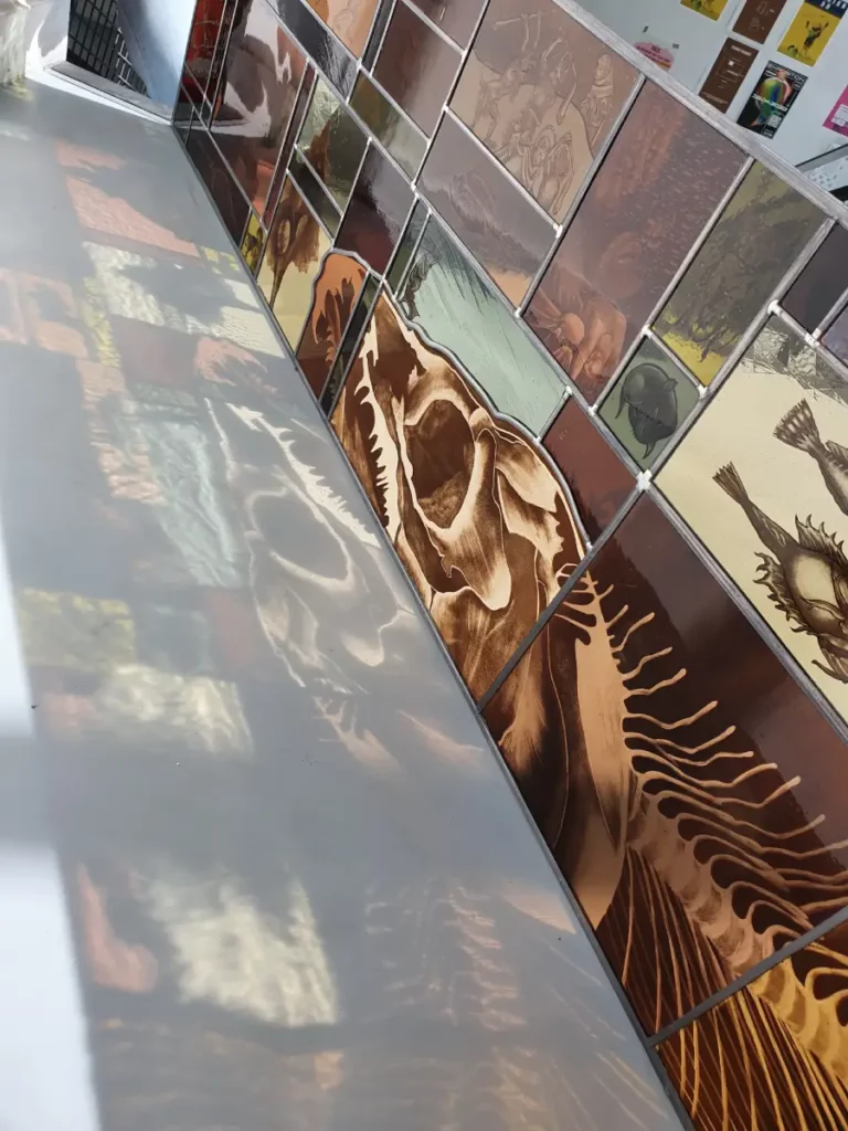 Reflet de vitrail brun et vert