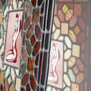 Gros plan vitrail et reflet