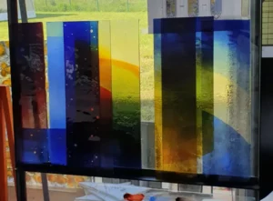 Vitrail coloré jaune et bleu