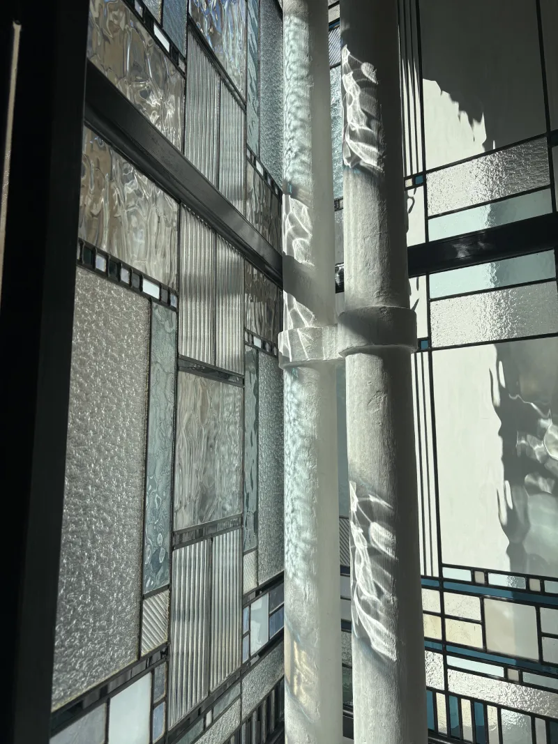 Reflet de vitrail bleu et transparent