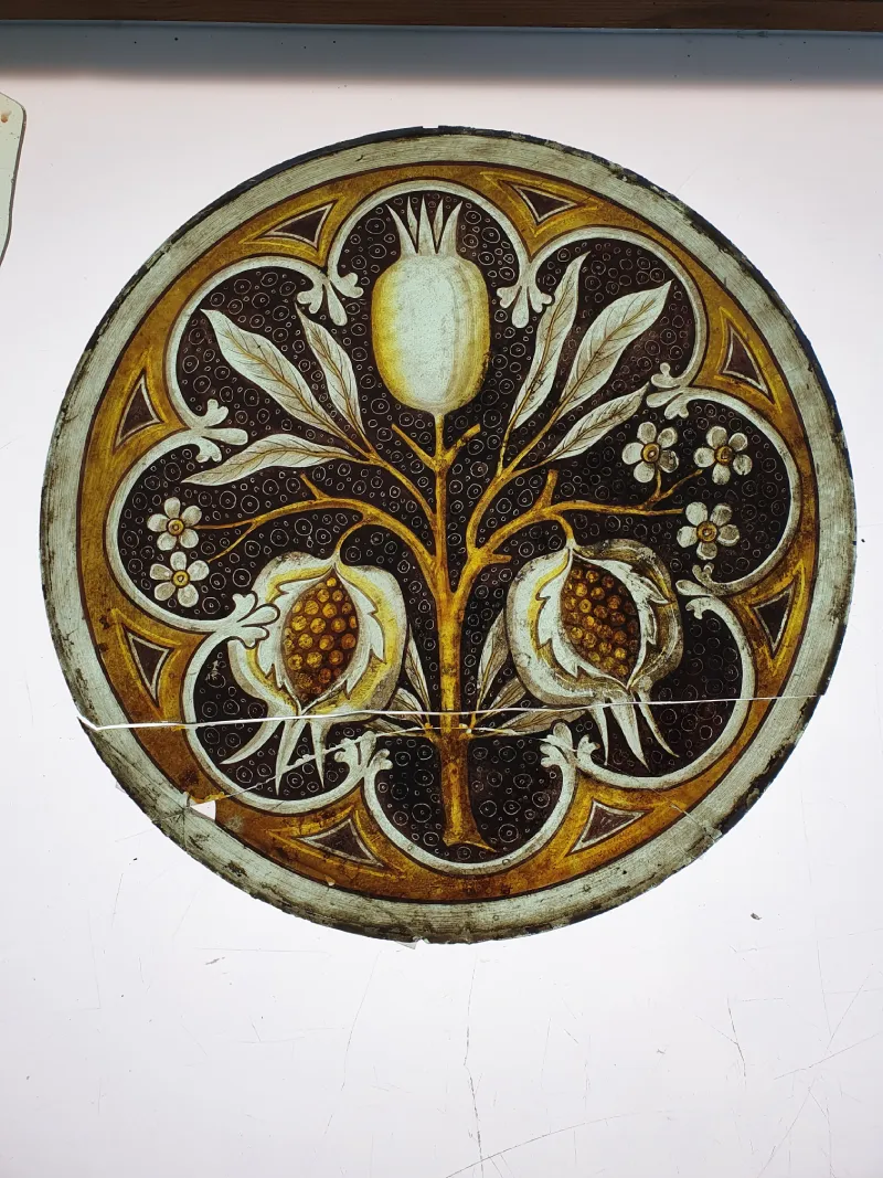 Vitrail avec motifs fleurs et fruits