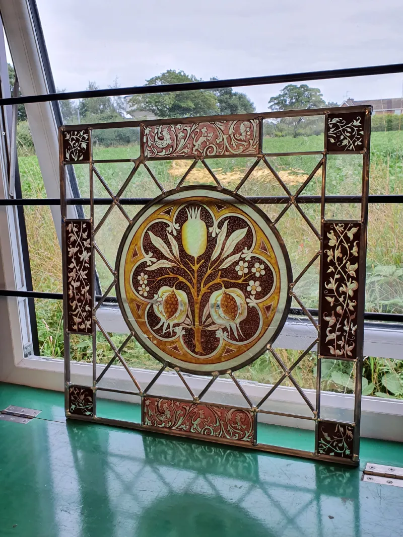 Vitrail en forme carré avec motifs fleuris