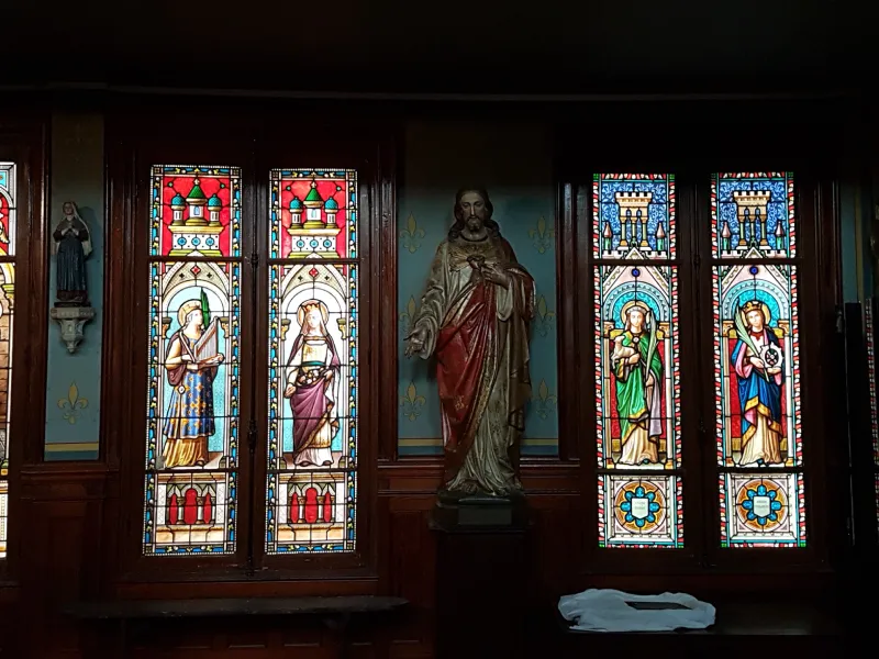 Vitraux d'église colorés