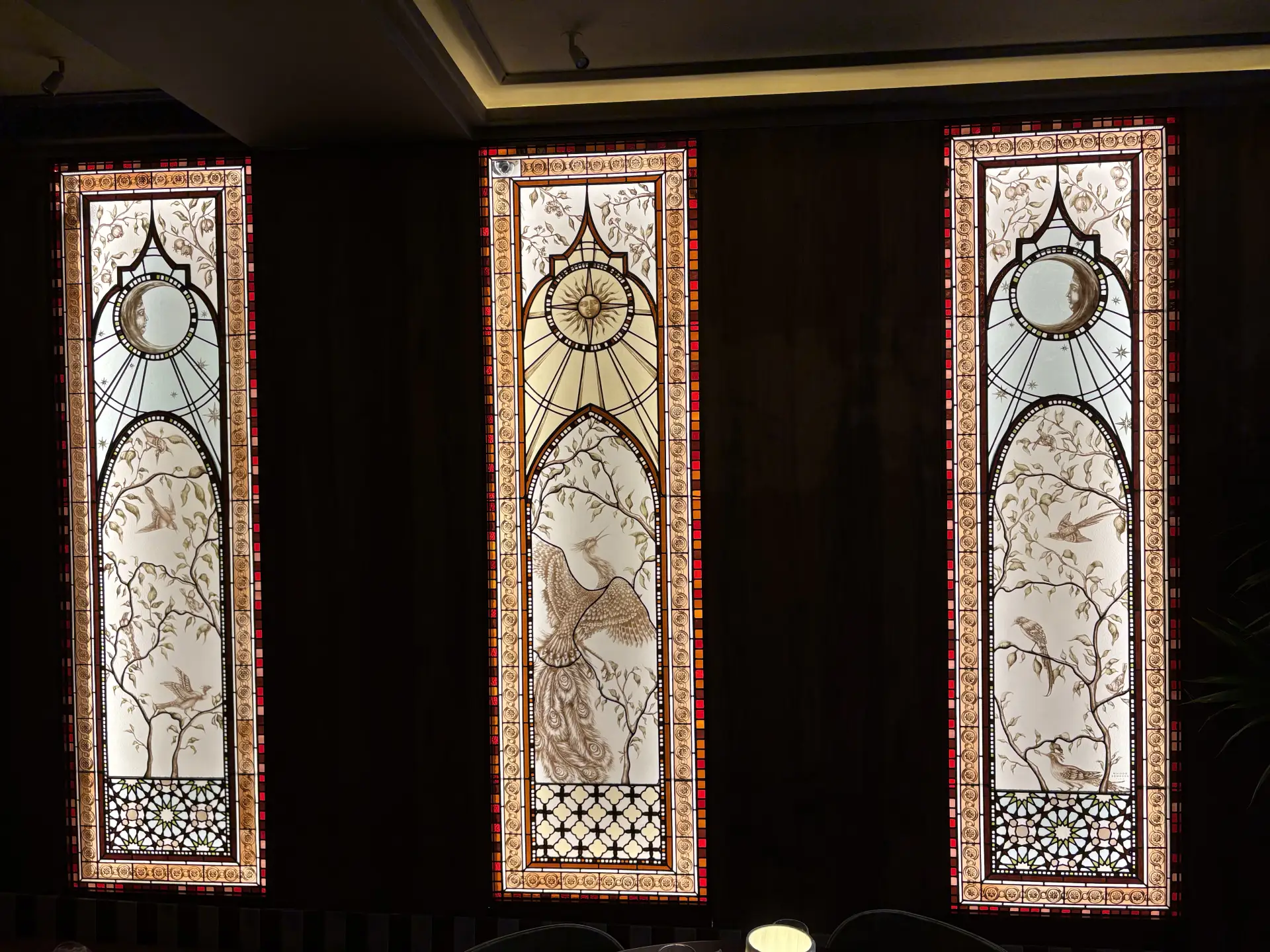 Vitraux colorés paon et végétation